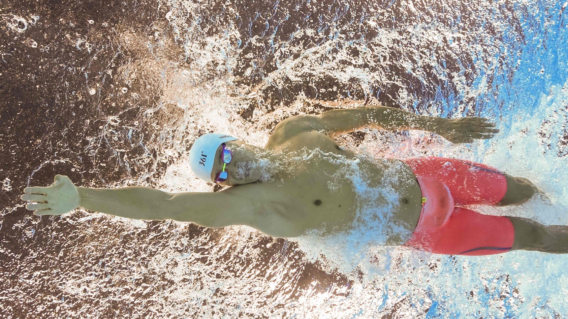 赫塔菲中场联合防守压制对方核心控球，赫塔菲对菲尔特